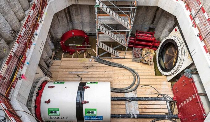 Startschacht mit Bohrkopf (Foto: Stefan Busslinger)