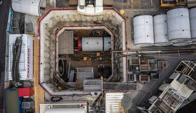 Startschacht mit den gestapelten Betonrohrelementen. (Foto: Stefan Busslinger)