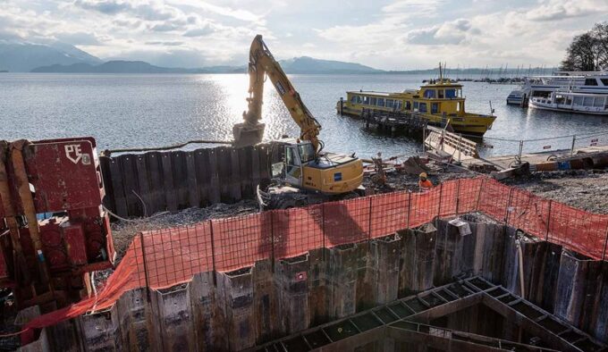 Acht Meter tiefe Baugrube der Seewasserzentrale. (Foto: Stefan Busslinger)