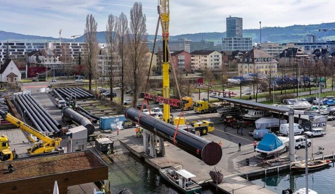 Verlegung der Transportleitung in den Zugersee. (Foto: zvg)