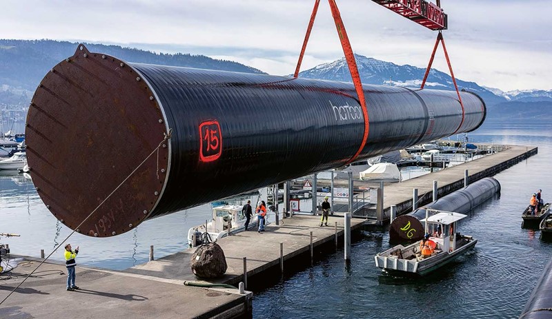 Verlegung der Transportleitung in den Zugersee. (Foto: zvg)