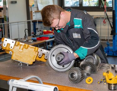 Zwanzig junge Berufstalente aus der ganzen Schweiz stellen in den Bereichen mechanische Antriebe, Motoren, Elektrik und Hydraulik ihre Fähigkeiten unter Beweis. (Foto: pd)