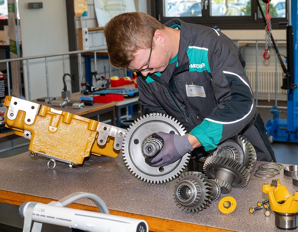 Zwanzig junge Berufstalente aus der ganzen Schweiz stellen in den Bereichen mechanische Antriebe, Motoren, Elektrik und Hydraulik ihre Fähigkeiten unter Beweis. (Foto: pd)