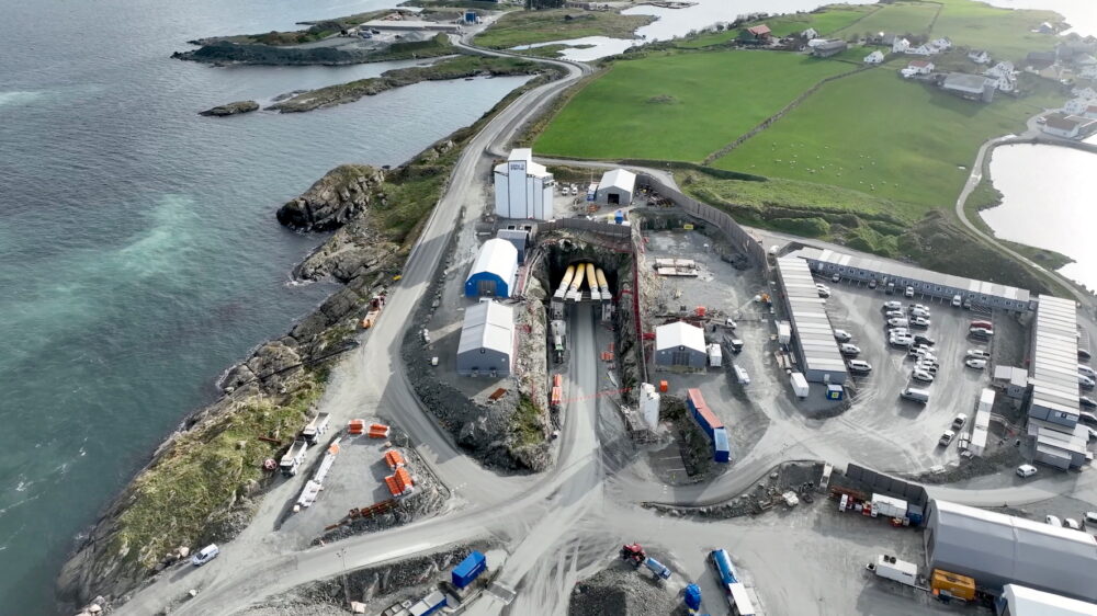 Blick auf das Tunnelportal. Der Bau begann 2018 und soll rund zwei Milliarden Euro kosten. Das gesamte E39-Strassenprojekt wird mit rund 40 Milliarden Euro veranschlagt. (Foto: Tsurumi).