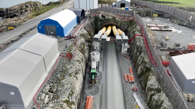 Blick auf das Tunnelportal. Der Bau begann 2018 und soll rund zwei Milliarden Euro kosten. Das gesamte E39-Strassenprojekt wird mit rund 40 Milliarden Euro veranschlagt. (Foto: Tsurumi).