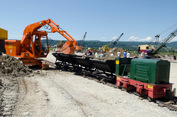 Baustelle mit historischen Baumaschinen.