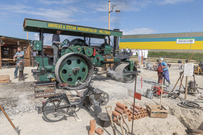 Historische Diesel- und Dampfwalzen fahren sporadisch einen Parcours.