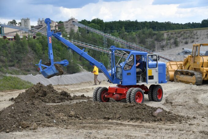 Historischer Mobilbagger im Einsatz.