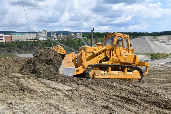 Der Grossanlass mit historischen Baumaschinen wird in der Kiesgrube «im Hard» der Weiacher Kies AG durchgeführt.