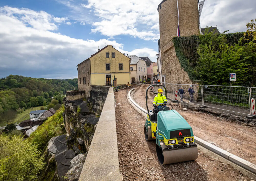 Die vollelektrische Tandemwalze eARX 26-2 verdichtet emissionsfrei und geräuscharm. (Foto: pd)