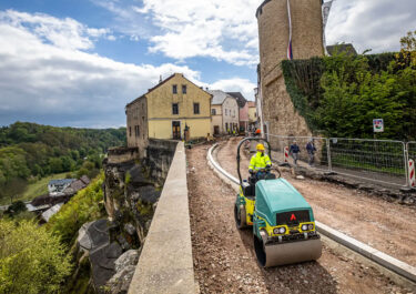 Die vollelektrische Tandemwalze eARX 26-2 verdichtet emissionsfrei und geräuscharm. (Foto: pd)