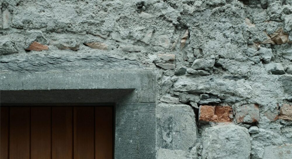 Als schützende Schicht gegen Witterungseinflüsse wurde aussen ein grober Putz aufgetragen, der Pietra Rasa genannt wird. (Foto: FHGR)