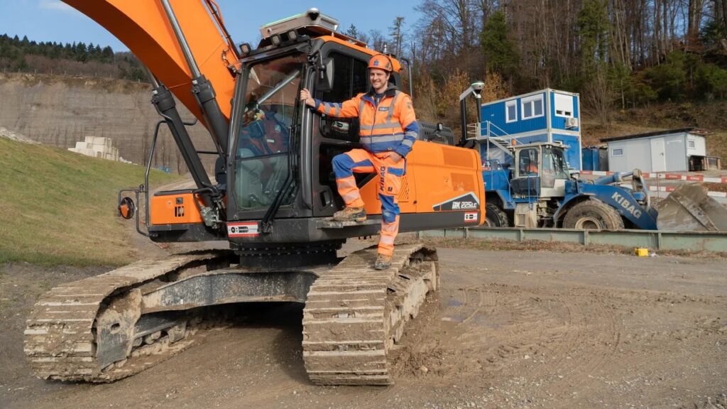 Mit einem Pilotprojekt in der Kiesgrube Tuggen (SZ) erprobt Kibag den Einsatz eines autonomen Raupenbaggers. (Foto: Kibag)