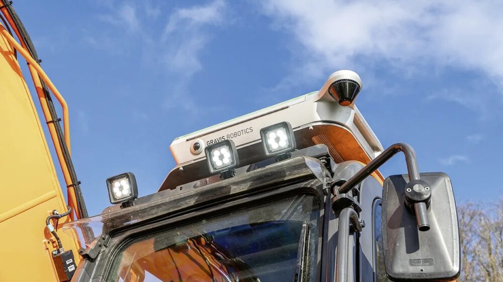 Frontkamera und GPS-Empfänger sind auf dem Dach der Führerkabine installiert. (Foto: Kibag)