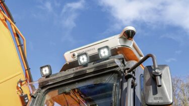 Frontkamera und GPS-Empfänger sind auf dem Dach der Führerkabine installiert. (Foto: Kibag)