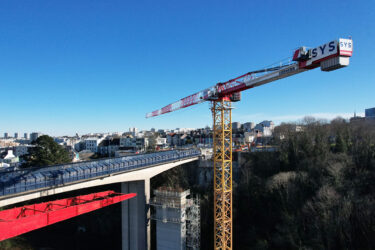 In Frankreich spielt der Liebherr 520 EC-B 20 Fibre eine wichtige Rolle im Einsatz beim Brückenbau in Brest. (Foto: pd)