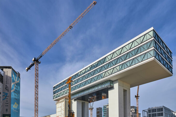 Mit Hilfe eines 520 EC-B Fibre entsteht mit dem Projekt LOVT Vision an der Rosenheimer Strasse in München ein neues Stadtquartier. (Foto: pd)