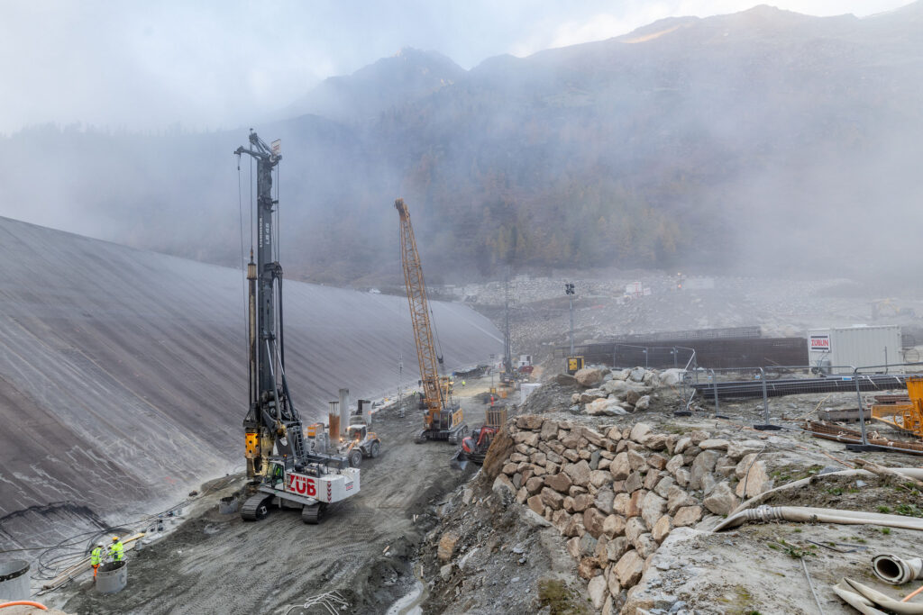 Auf der alpinen Baustelle arbeiten das Bohrgerät LB 45 und der Seilbagger HS 8070 HD von Liebherr im Teamwork. (Foto: pd)