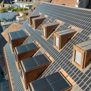 Auf den handelsüblichen Tondachziegeln sind kleine Photovoltaikmodule befestigt. So lassen sich Energieproduktion und Ästhetik in Einklang bringen. (Fotos: Gasser Ceramic)