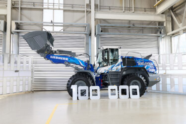 Die feierliche Schlüsselübergabe des L 550 X-Power fand im Werk Bischofshofen statt. (Foto: pd)