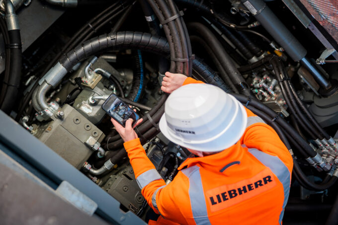 Mit der Parts-Assistant-App lassen sich Teile über ein Foto direkt an der Maschine identifizieren. (Foto: pd)