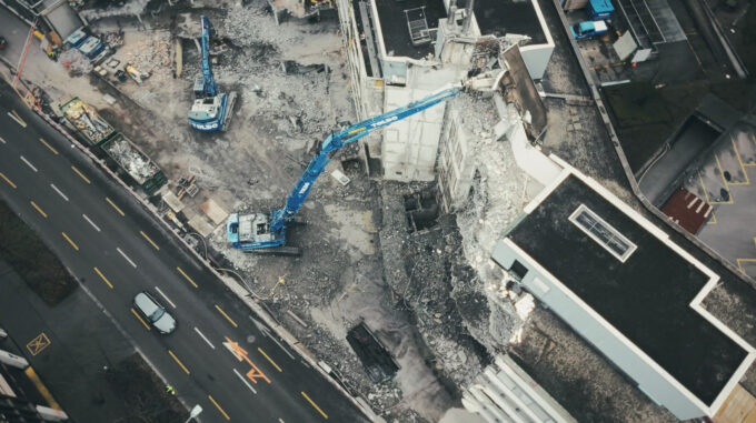 Beim Rückbau kamen ein Betonbeisser, ein Sortiergreifer und eine Stahlschere zum Einsatz. (Foto: Toldo)
