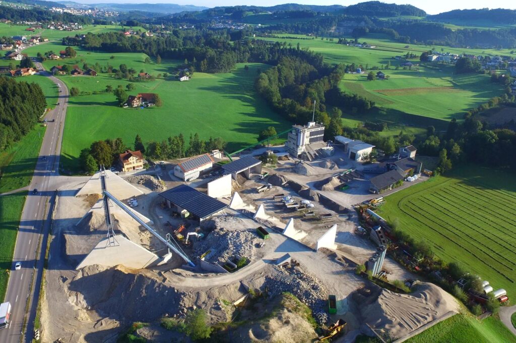 Das Kies- und Betonwerk Bütschwil SG: Mit der Übernahme der Grob Kies AG erschliesst die Kibag bedeutende Kiesreserven, die für viele Jahrzehnte reichen dürften. (Foto: Grob Kies AG)