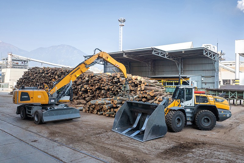 Beim Holzunternehmen Fantoni sind XPower-Radlader und Holzfahrmaschinen von Liebherr täglich im Einsatz. (Foto: pd)