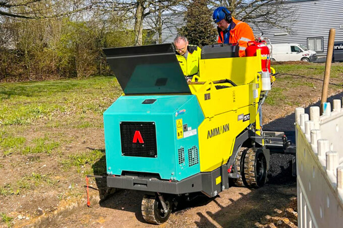 Mit einer minimalen Einbaubreite von 250 Millimeter fühlt sich der Minifertiger Ammann AGB 1570 auch auf den schmalsten Gehwegen wohl. (Foto: pd)
