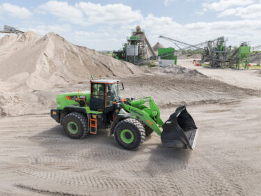 Der vollelektrische Radlader des Typs LiuGong 870 HE zeigte bereits bei Tests ein vielversprechendes Potenzial für den Einsatz in der Verladung im Kieswerk. (Foto: Sebastian Engels)