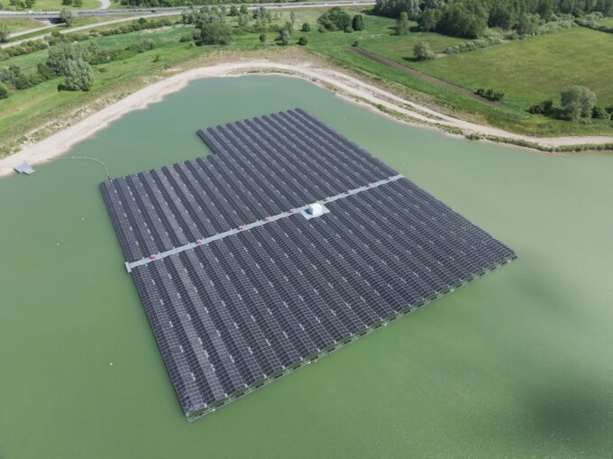 Die schwimmende Photovoltaikanlage mit 2,6 MWp auf einer Fläche von rund 1,5 Hektar wurde auf einem durch den Abbau entstandenen See installiert. (Foto: Sebastian Engels)