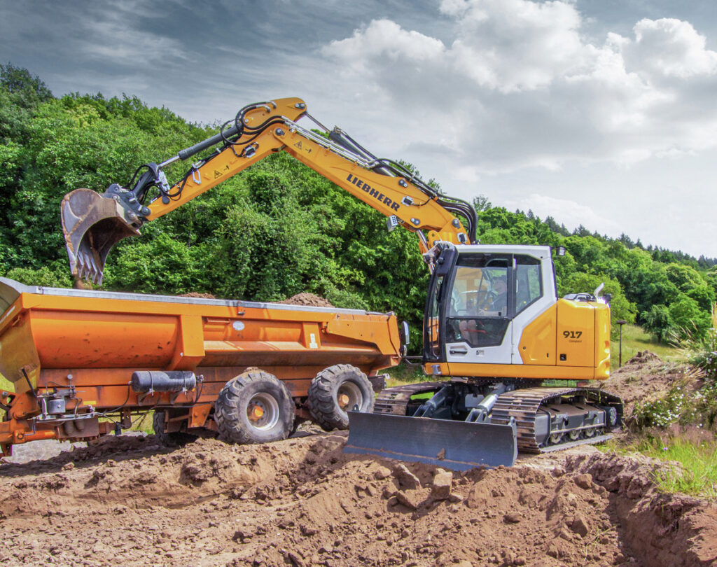Der neue R 917 Compact G8 vervollständigt die Kompaktbagger-Produktreihe und positioniert sich hinsichtlich der Leistung zwischen dem R 915 Compact G8 und dem R 920 Compact G8.