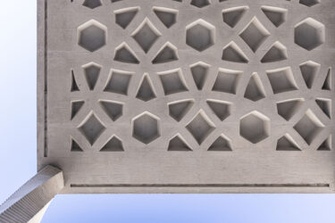 Für die Rippendecke kamen 3D-gedruckte Schalungseinlagen zum Einsatz und für die individuell geformte, 2,4 Meter hohe Stütze wurde die komplette Schalung mittels 3D-Druck hergestellt.