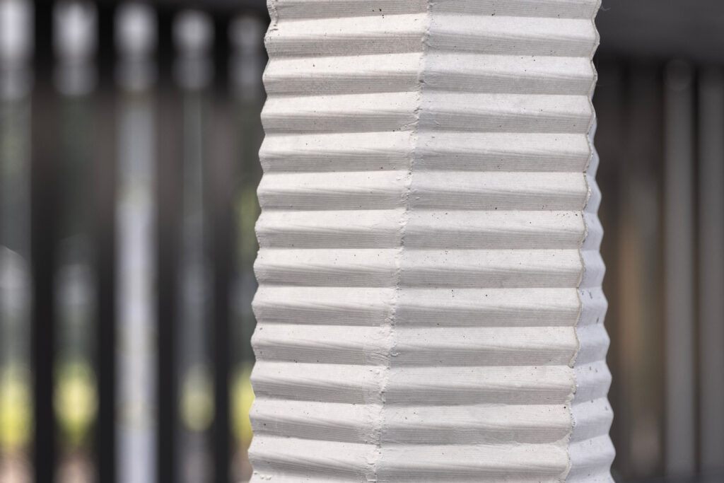 Der Hochleistungskunststoff Sika Biresin TP103 erlaubte die Produktion von komplexen Schalungselementen für die 2,4 Meter hohe Säule mit ihrem anspruchsvollen Design.