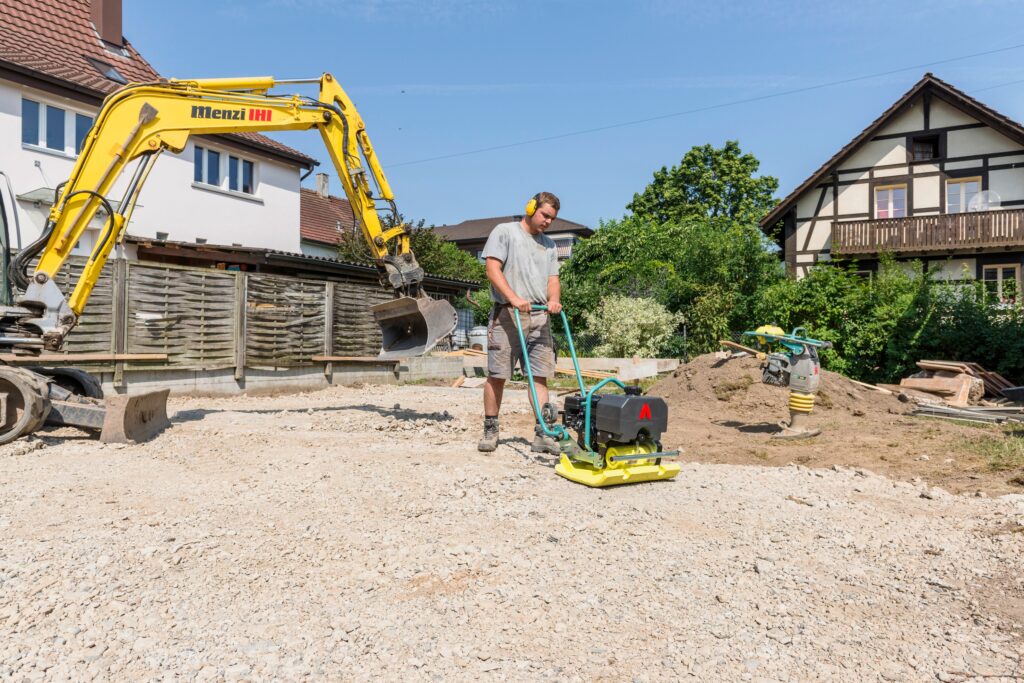 Trotz ihrer Kompaktheit schafft die APF 12/50 dank des 2,6 kW starken Benzinmotors eine Verdichtungsleistung von 600 m2/h. (Foto: pd)