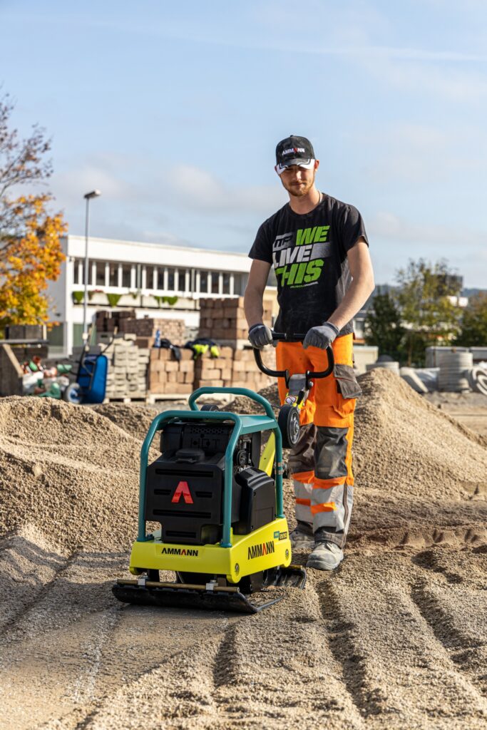 Die APR 2550 lässt sich dank des optionalen Berieselungssystems auch für den Asphalteinbau einsetzen. (Foto: pd)