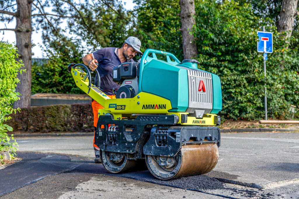 Dank der Wahl der Amplitude lassen sich mit der ARW 65-S sowohl Erde und Schotter, wie auch Bitumen und Asphalt verdichten. (Foto: pd)