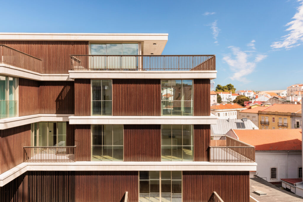 Herzstück des neuen Wohnkomplexes Jardim da Glória im portugiesischen Lissabon sind 5 Gebäude mit einer Fassade aus Bambusbalken. (Foto: pd/Francisco Nogueira)