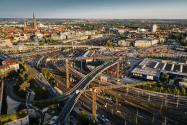 Sieben Liebherr-Turmdrehkrane sind beim mehrjährigen Ersatzneubau einer der wichtigsten Verkehrsachsen Ulms im Einsatz. (Foto: pd)