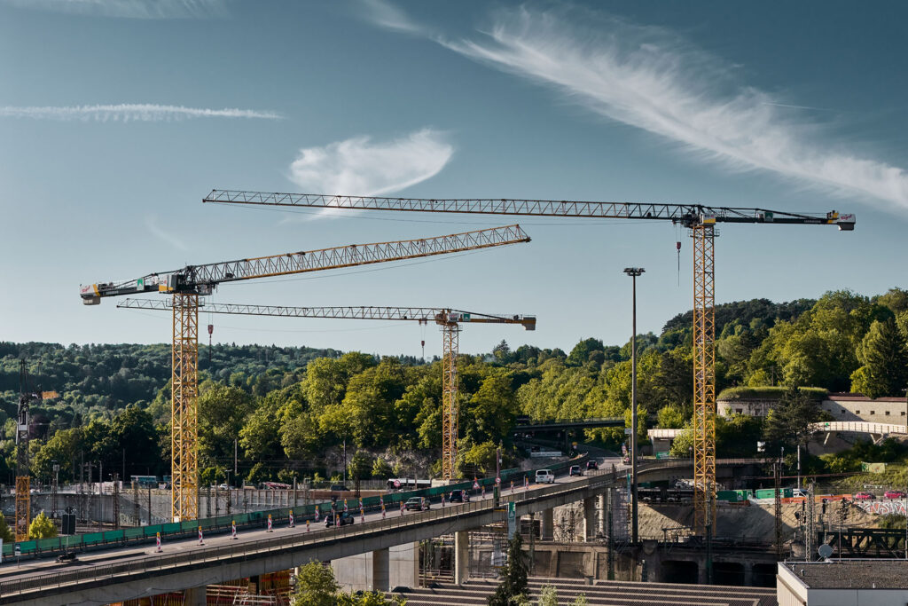 Die Lage der Baustelle zwischen aktiven Bahn- und Verkehrstrassen stellt hohe Anforderungen an Präzision, Tragfähigkeit und Sicherheit. (Foto: pd)