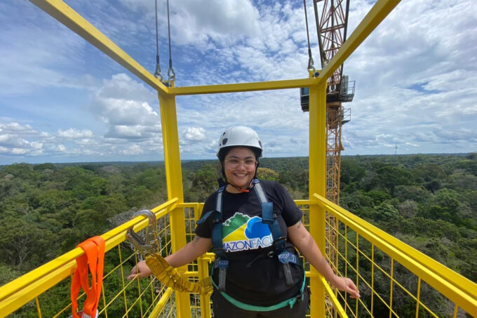 Die Site Engineer Maria Juliana Monte auf der Forschungsinfrastruktur in der Nähe von Manaus. (Foto: Liebherr)
