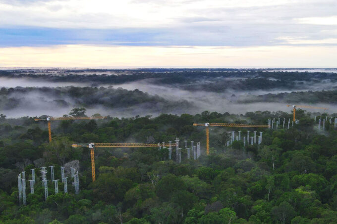 Sechs Stahlringe, jeweils mit 16 Türmen ausgestattet, die kontrollierte Mengen an CO₂ freisetzen, ragen in der Nähe von Manaus über das intakte Amazonas-Baumkronendach empor. (Foto: Liebherr)