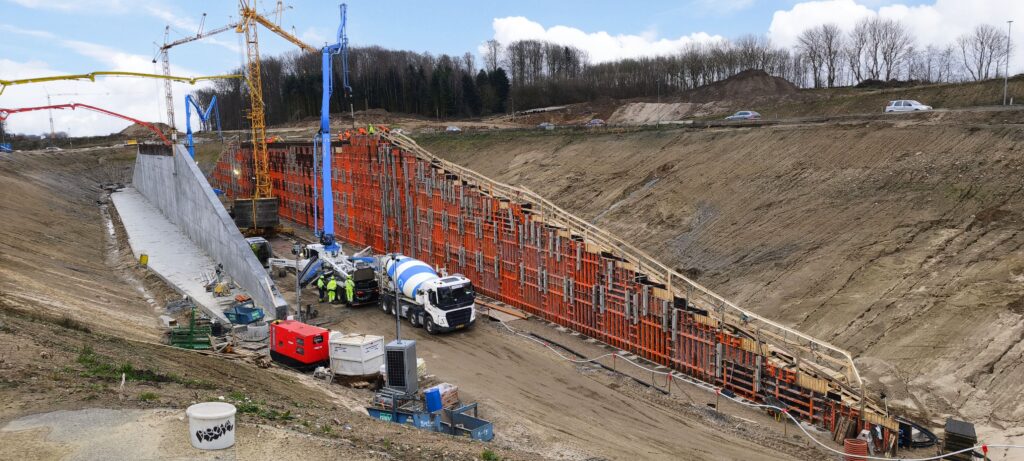 Drei Betonpumpen im synchronen Einsatz garantierten eine gleichmässige Betonverteilung ohne Arbeitsfugen. (Foto: pd)