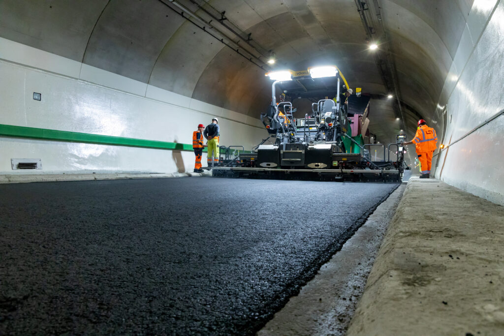 Der Radfertiger der neuen Generation hat sich bei der Fahrbahnsanierung im Mont-Blanc-Tunnel bewährt. (Foto: pd)