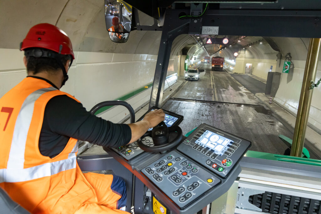 Das Lenkrad der Fahrerbedienkonsole ist kleiner als bisher, was die Bedienung der Tasten vereinfacht. (Foto: pd)