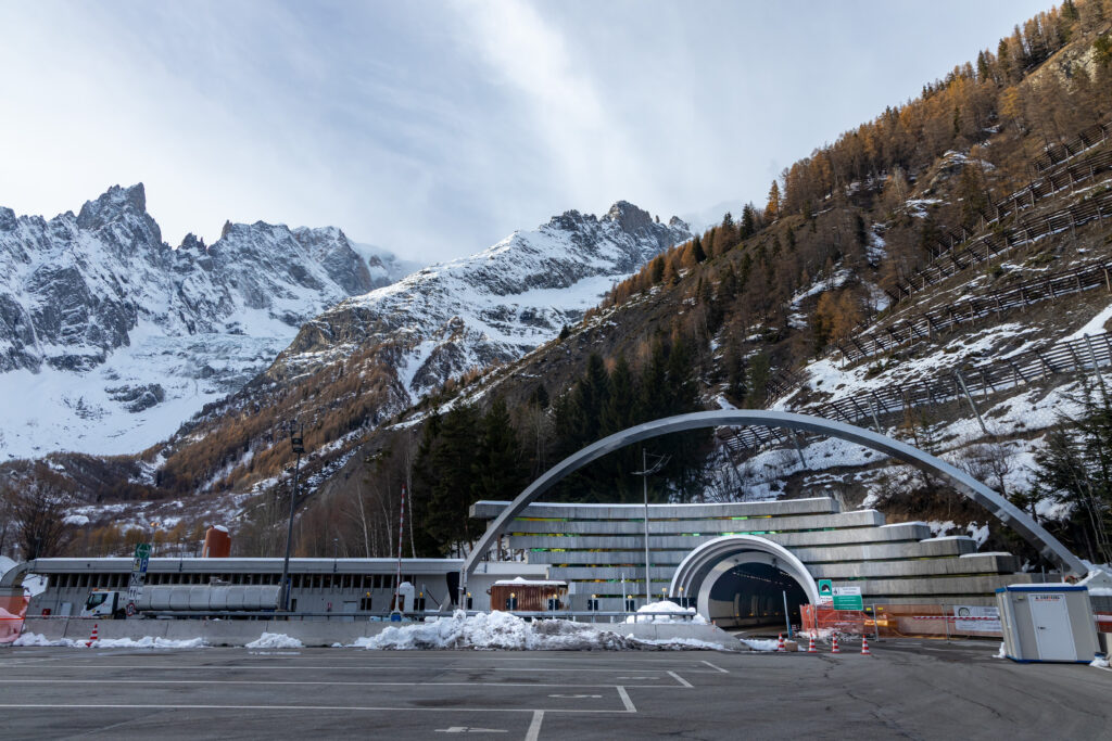 Der fast 12 Kilometer lange Mont-Blanc-Tunnel gehört zu den meistbefahrenen Nord-Süd-Strassenverbindungen des Alpenraums. (Foto: pd)