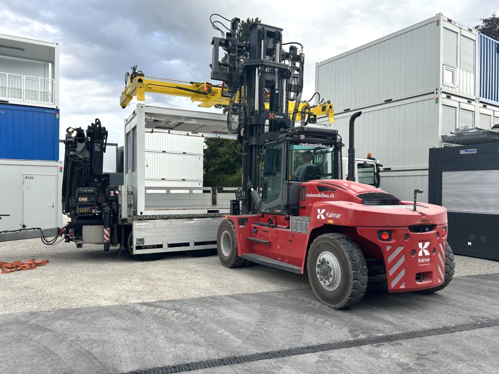Der Kalmar DCG 120 ermöglicht das sichere Handling unterschiedlich dimensionierter Modulcontainer. (Foto: pd)