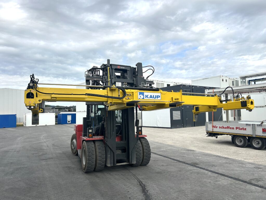 Der speziell auf die Anwendung abgestimmte Kaup-Spreader ermöglicht das Handling der Module ohne Einfahrtaschen für Gabelzinken. (Foto: pd)