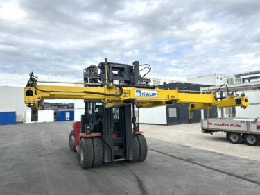 Der speziell auf die Anwendung abgestimmte Kaup-Spreader ermöglicht das Handling der Module ohne Einfahrtaschen für Gabelzinken. (Foto: pd)
