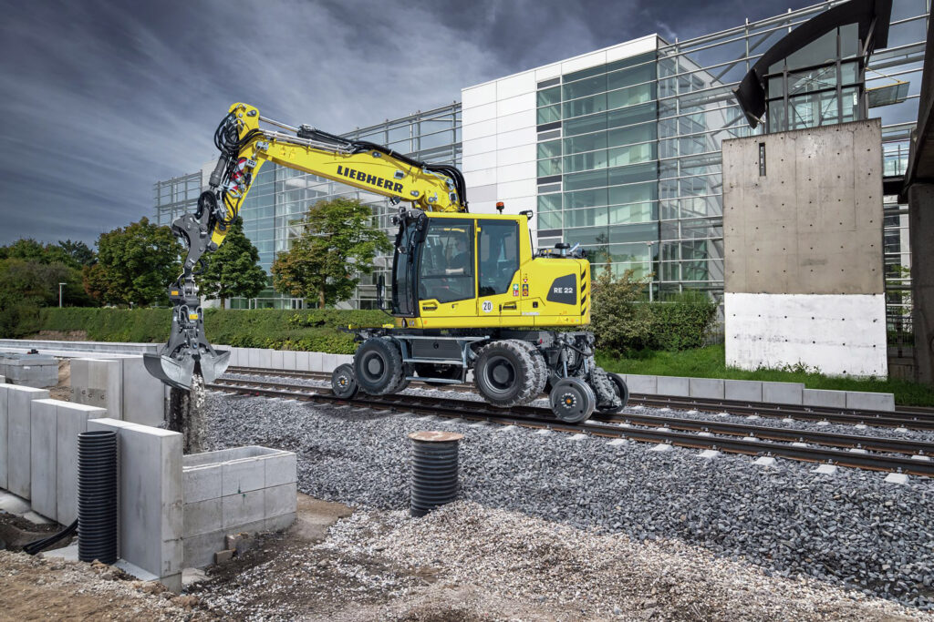 Der neue Liebherr-Zweiwegebagger RE 22 M Litronic verfügt über einen 120 kW starken Motor und ist für anspruchsvolle Gleisbauarbeiten ausgelegt. (Foto: pd)
